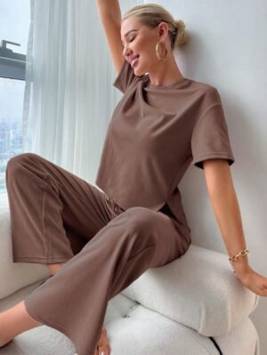 Ensemble de détente avec haut à ourlet fendu et pantalon à nouer à la taille